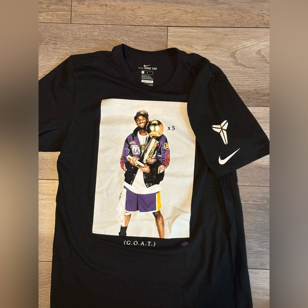 Nike kobe tee size medium